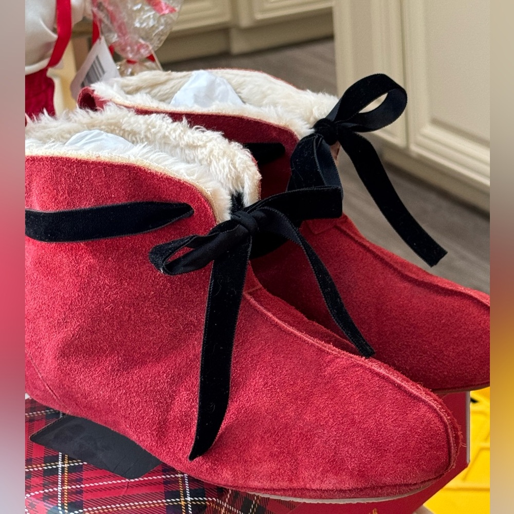 Slippers, red, beautiful for Christmas size 8 1/2 /9